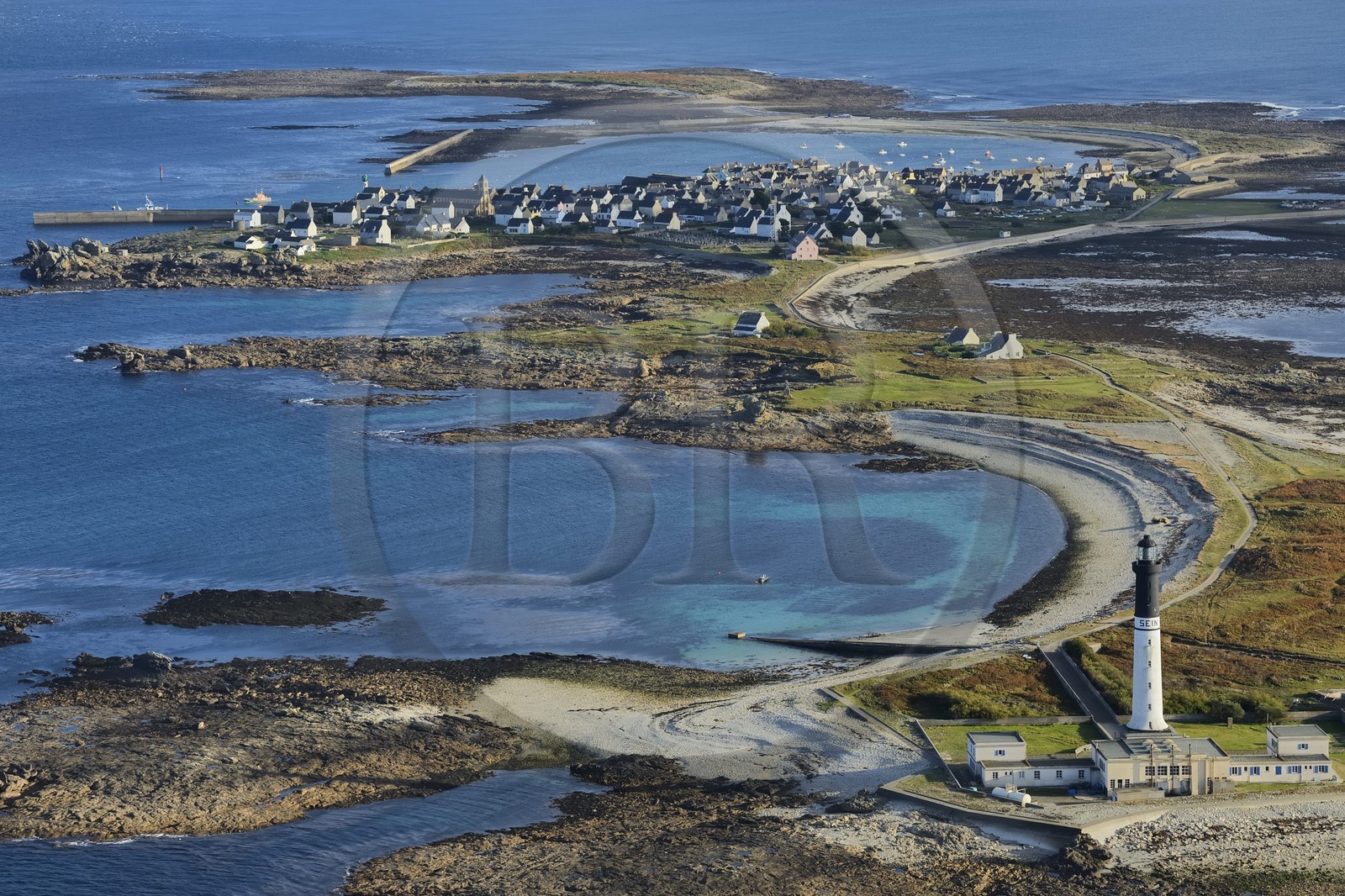 France, Finistère (29), Mer d'Iroise, parc naturel régional d'Armorique, Ile de Sein, labellisé Les Plus Beaux Villages de France (vue aérienne)