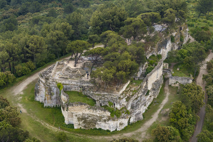France, Gard (30), Beaucaire, abbaye troglodytique de Saint-Roman, nécropole sur le sommet accueillant des centaines de sépultures creusées dans le rocher (vue aérienne)