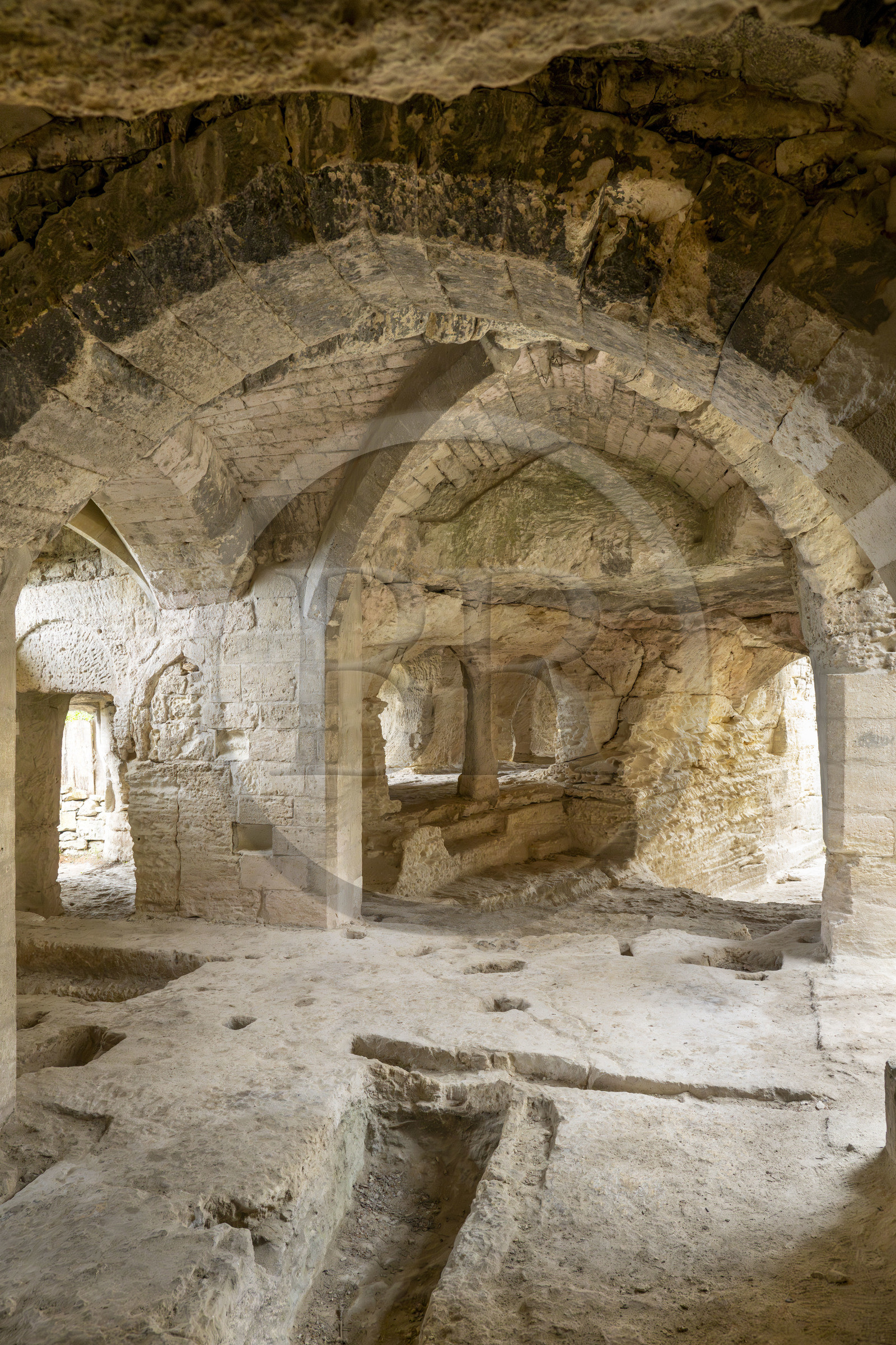 France, Gard (30), Beaucaire, abbaye troglodytique de Saint-Roman, emplacement du reliquaire (cavité au centre de la photo) dans l'ancien choeur de la chapelle souterraine