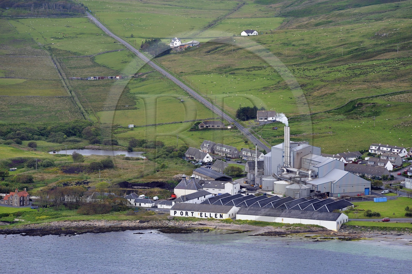 Royaume-Uni, Ecosse, Hébrides intérieures, Ile de Islay, Port Ellen, ancienne distillerie de whisky Port Ellen et à côté malterie qui alimente en orge les distilleries de l'île (vue aérienne)