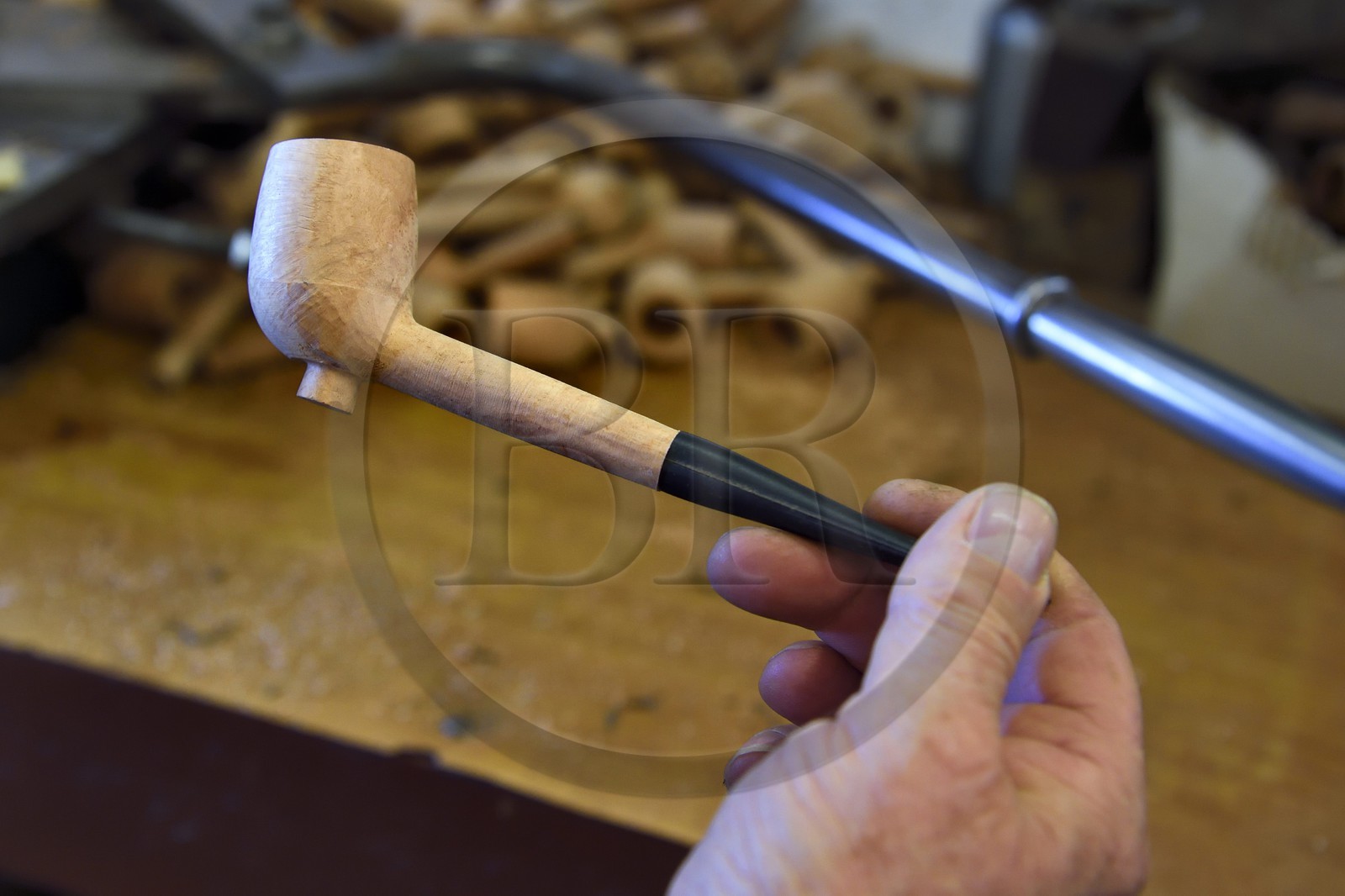 France, Var (83), Presqu'Ile de Saint-Tropez, Cogolin, fabricant de pipes Courrieu, la pipe en racine de bruyère, modèle traditionel dit Provencale avec son pied qui permet de la poser