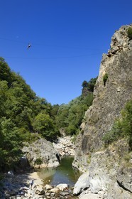 France, Ardèche (07), Parc Naturel Régional des Monts d'Ardèche, Thueyts, la haute-vallée de la rivière Ardèche, La via ferrata du Pont du diable