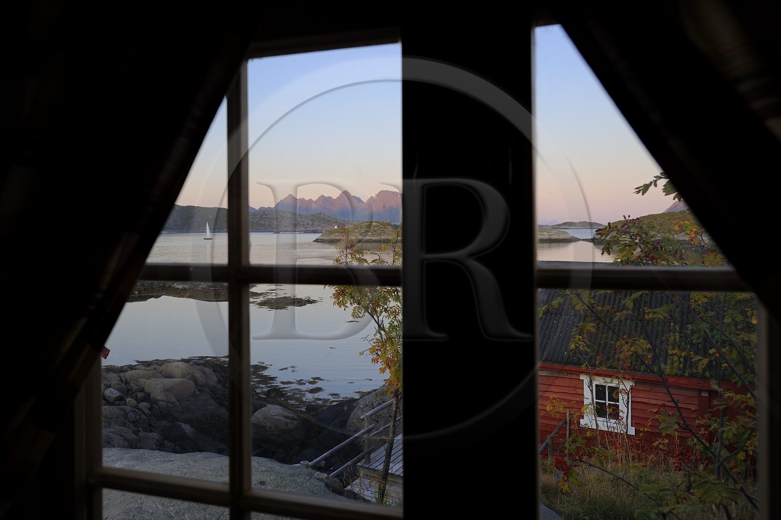 Norvège, Nordland, Iles Lofoten, Austvagoy, rorbuer (maison de pêcheurs) à Svolvaer