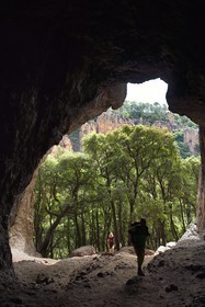 France, Var (83), entre Bagnols-en-Forêt et Roquebrune-sur-Argens, randonnée dans les Gorges du Blavet, la grotte du Muéron, habitat préhistorique