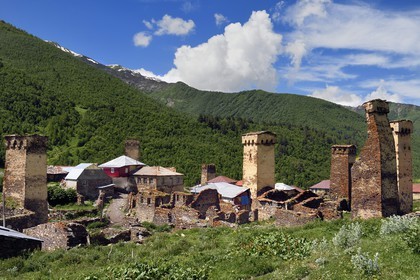 Géorgie, Haute Svanétie (Zemo Svaneti), village de Ushguli, classé Patrimoine Mondial de l'UNESCO, tours défensives Svanes dressées à coté des maisons du hameau de Murkmeli