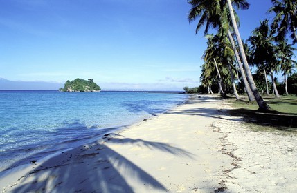 Philippines, île de Mindanao, golfe de Davao, plage de sable blanc et petite île privée