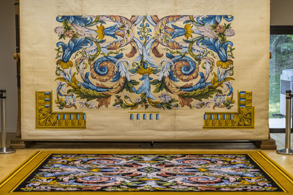 France, Hérault (34), Lodève, Manufacture de la Savonnerie unique annexe de la Manufacture Nationale de tapis de la Savonnerie des Gobelins, Tapis de style classique Louis XIV d'après un modèle de Charles Lebrun, collections du Mobilier National