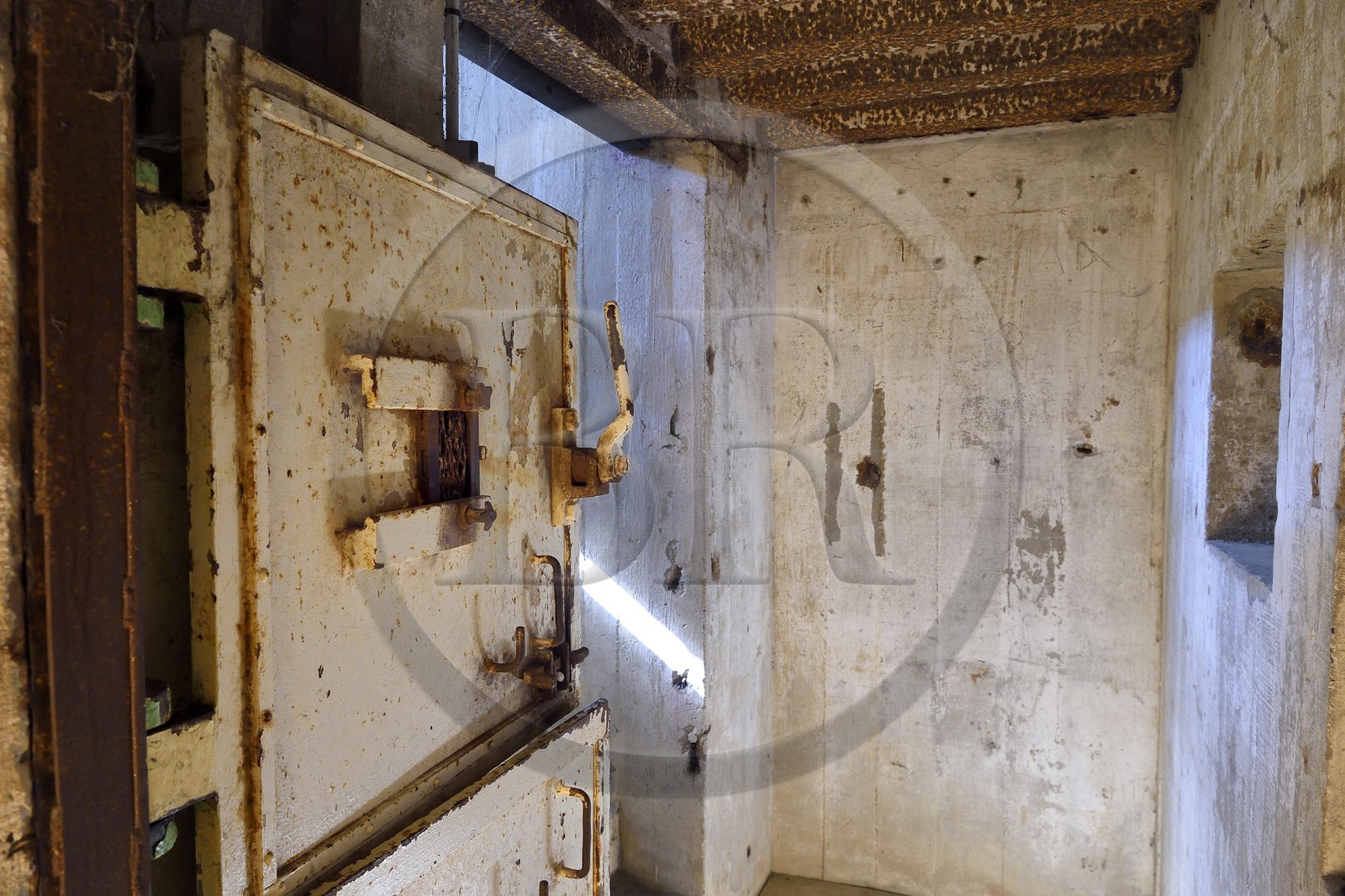 France, Calvados (14), Courseulles-sur-Mer, Centre Juno Beach, musée consacré au role du Canada lors de la Seconde Guerre Mondiale, porte blindée d'un bunker d'observation allemand