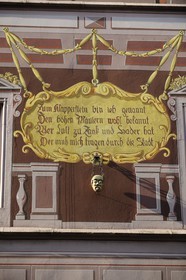 France, Haut-Rhin (68), Mulhouse, l'Hôtel de Ville, masque de pierre grimaçant copie du klapperstein pesant plus de 10kg qu'on suspendait au coup des personnes condamnées pour médisance