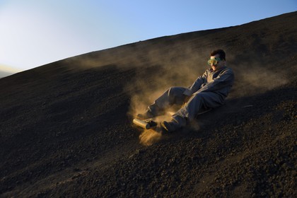 Nicaragua, région de Leon, Volcan Cerro Negro dans la cordillère des Maribios (ou Marrabios), Volcano surfing également connu comme ash boarding dans les cendres du volcan