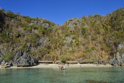 Philippines, Calamian Islands dans le nord de Palawan, Coron Island Natural Biotic Area, Banul Beach des falaises de calcaire