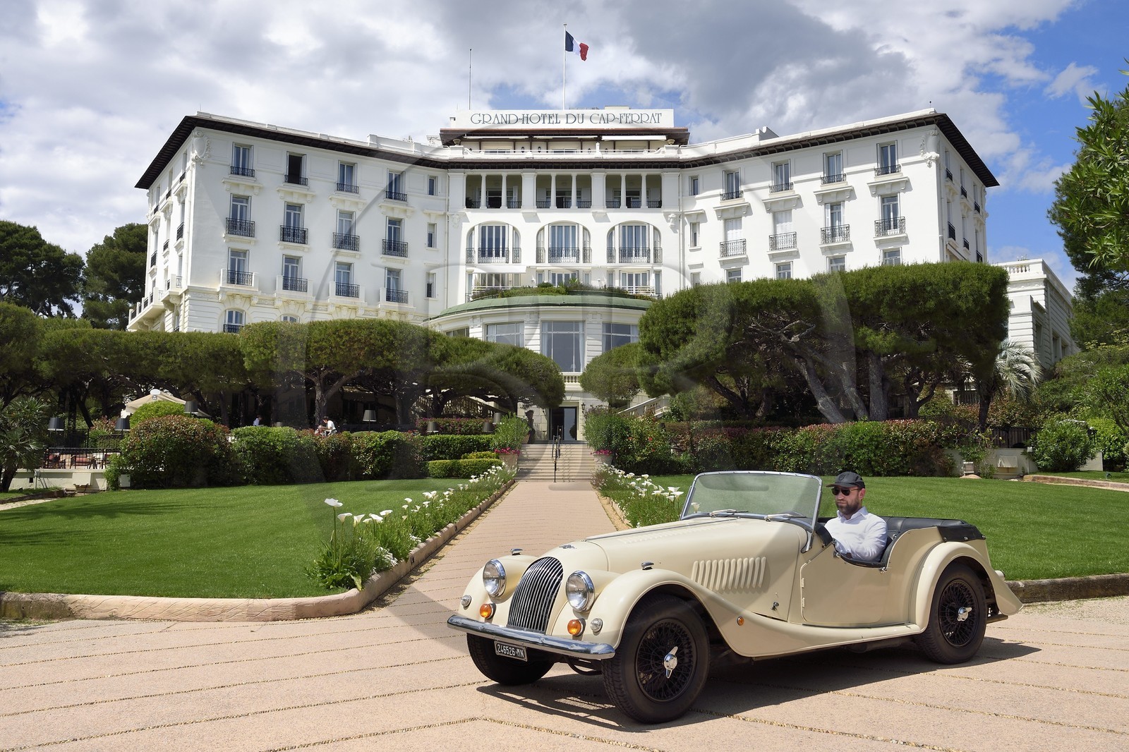 France, Alpes Maritimes (06), Saint-Jean-Cap-Ferrat, Grand-Hotel du Cap-Ferrat, palace 5 étoiles du groupe Four Seasons Hotel, arrivée de clients en Morgan Roadster 4 4