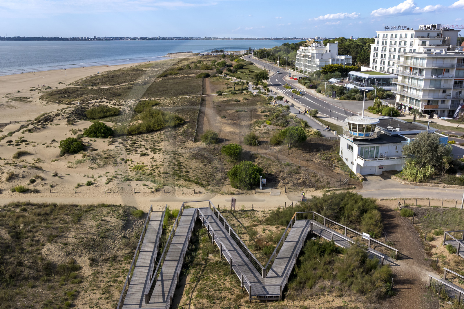 France, Loire-Atlantique (44), Saint-Brévin-Les-Pins, le casino Joa face à l'océan et à la plage, Saint-Nazaire en arrière plan (vue aérienne)