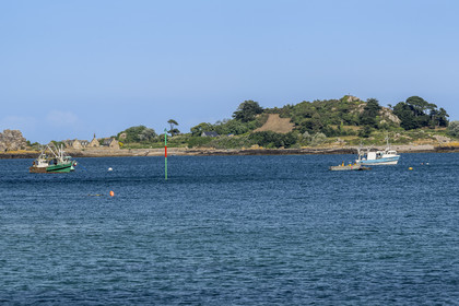 France, Côtes d'Armor (22), Ploubazlanec, l'Ile de Saint-Riom et bateaux de peche au mouillage à Porz Even