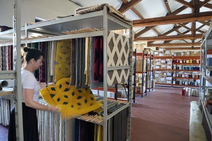 France, Var (83), Presqu'Ile de Saint-Tropez, Cogolin, la Manufacture Cogolin fabrique des tapis depuis 1924, archivage de la collection des échantillons