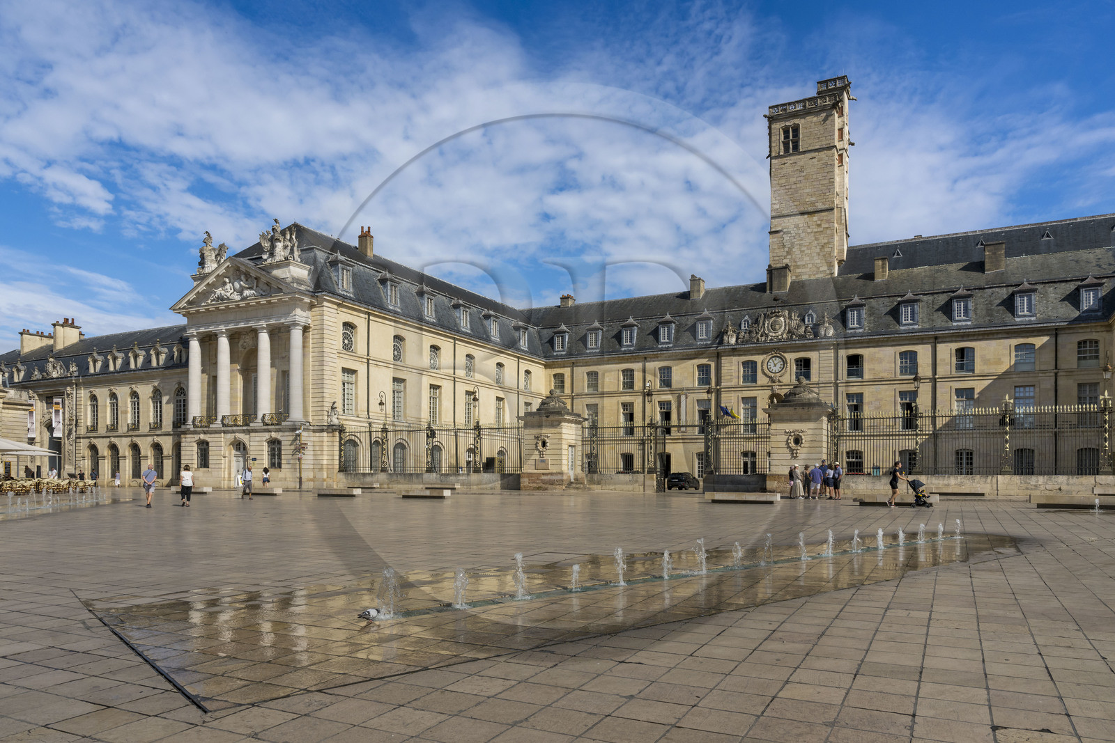 France, Côte-d'Or (21), Dijon, zone classée Patrimoine Mondial de l'UNESCO, palais des Ducs de Bourgogne sur la place de la Libération surmonté par la tour Philippe Le Bon