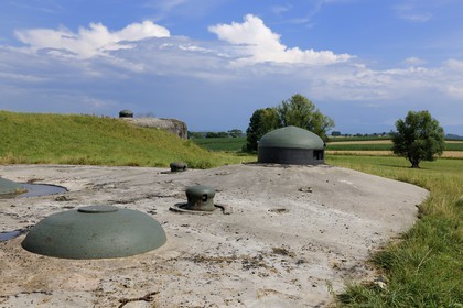 France, Bas-Rhin (67), Hunspach, la Ligne Maginot, le fort de Schoenenbourg, les dessus du bloc 2 avec ses cloches blindées de guetteurs