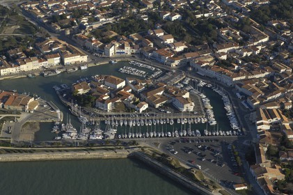 France, Charente-Maritime (17), ile de Ré, ville de Saint-Martin-de-Ré avec fortifications de Vauban (XVII ème siècle), le port (vue aérienne)