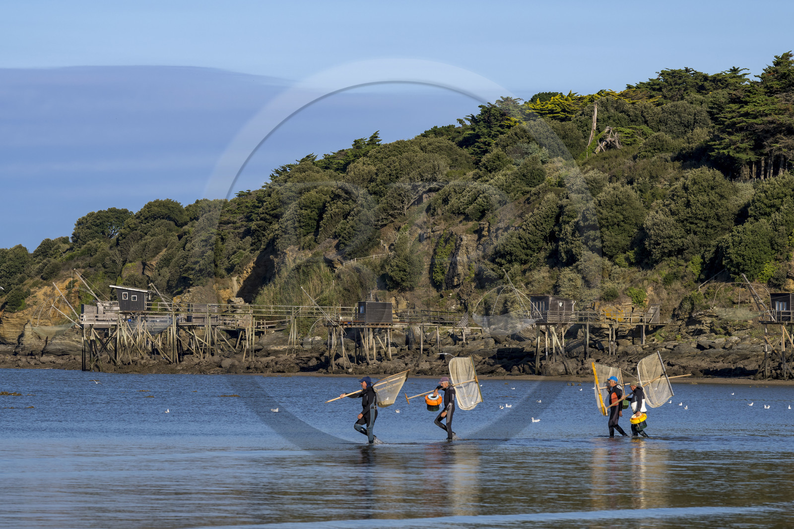 France, Loire-Atlantique (44), Baie de Bourgneuf, Pornic, cabanes de pêche traditionnelle au carrelet en bordure de la plage de Crêve-coeur à La Bernerie-en-Retz, pecheurs à pied de crevettes à l'épuisette