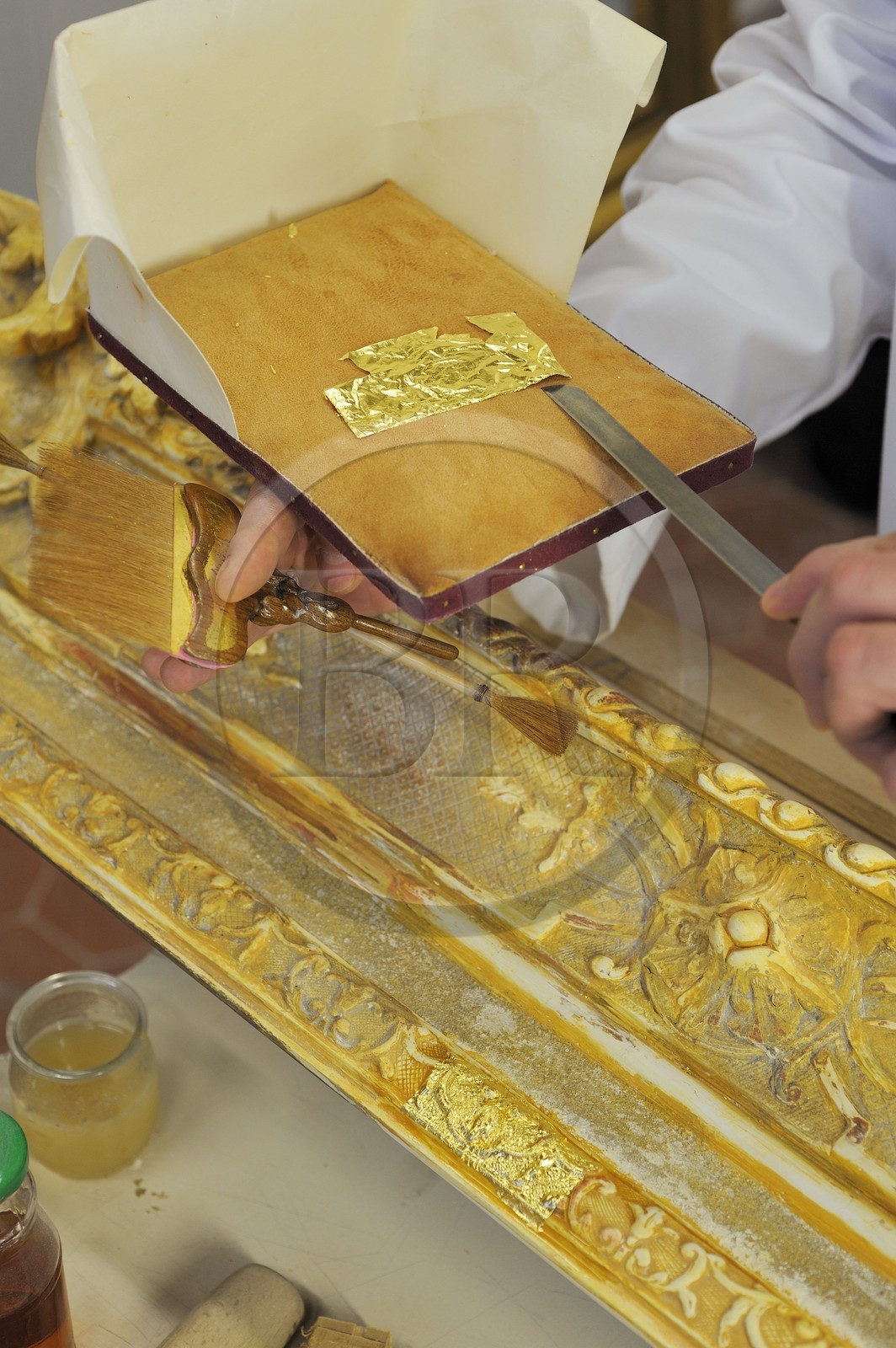 France, Yvelines (78), château de Versailles, ateliers de restauration du château, atelier de dorures, Laurent Hissier travaillant sur un cadre de tableau