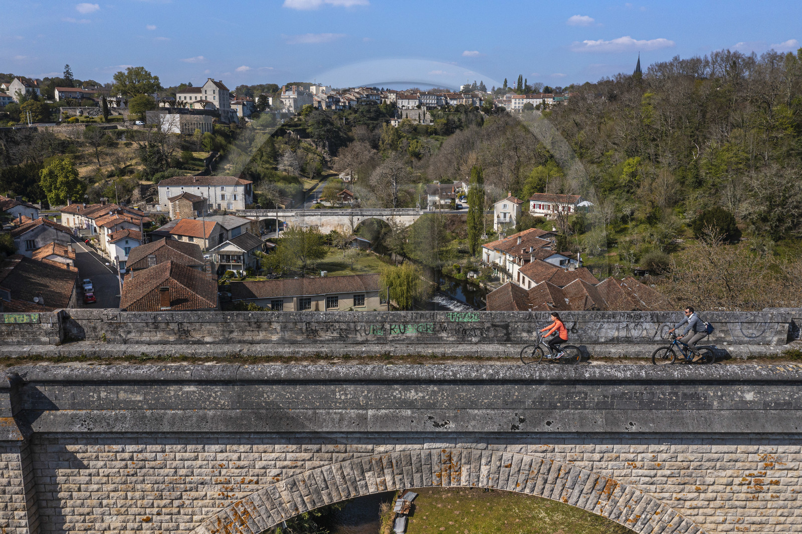 France, Dordogne (24), Périgord Vert, Nontron, cyclistes faisant la véloroute la Flow Vélo sur l'ancien viaduc ferroviaire qui traverse la vallée du Bandiat, la ville en arrière plan (vue aérienne)