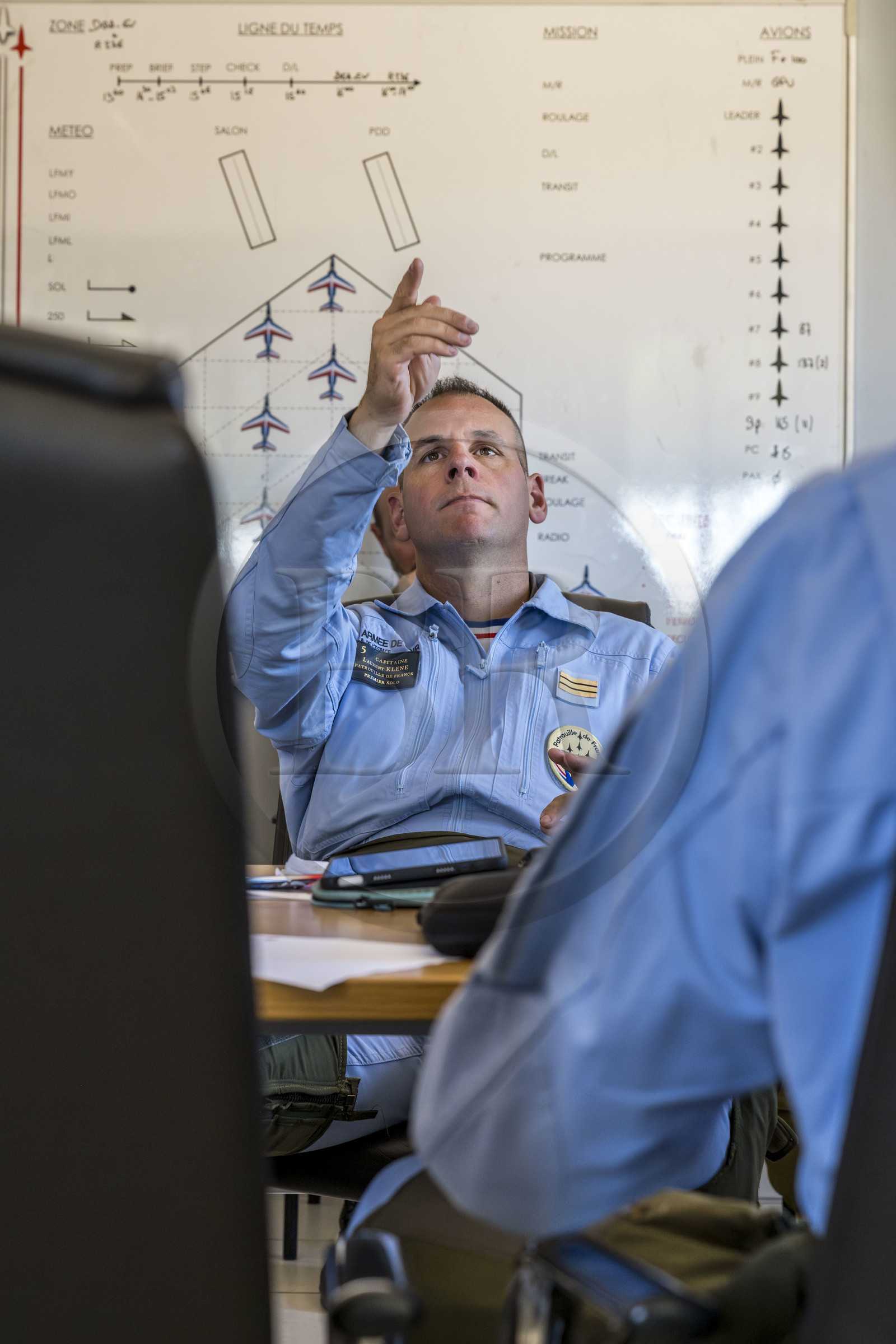 France, Bouches-du-Rhône (13), Salon-de-Provence, base aerienne 701, base de la Patrouille de France (PAF pour Patrouille acrobatique de France) de l'Armée de l'air et de l'espace française, répétition de la musique, visualisation mentale du vol lors du briefing dans les locaux de la Patrouille de France