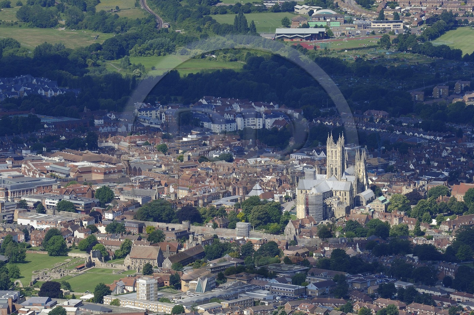 Royaume-Uni, Angleterre, Kent, cité de Canterbury (ou Cantorbéry), la cathédrale (vue aérienne)