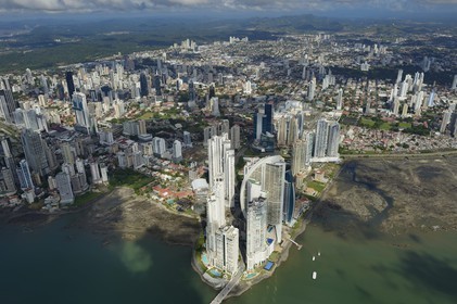 Panama, les gratte-ciels de Panama City, la pointe Colon et la Trump tower en premier plan (vue aérienne)