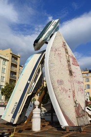 France, Var (83), Toulon, Place Monsenergue, installation monumentale éphémère à partir de bateaux abandonnés de l'artiste Tadashi Kawamata