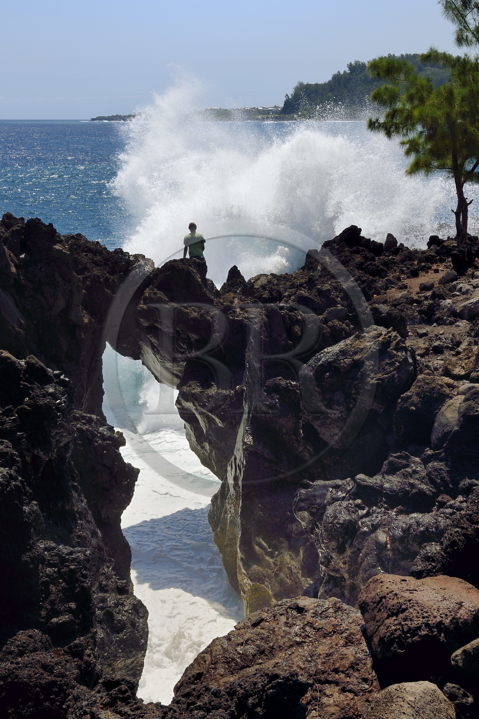 France, Ile de la Reunion, Saint-Joseph, le petit port de la Marine de Langevin dans un couloir naturel de roche basaltique issue d'une ancienne coulée de lave qui a permis l'installation d'un débarcadère