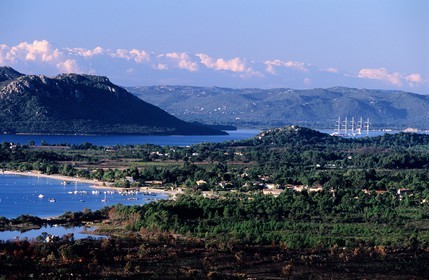 France, Corse-du-Sud (2A), trace d'incendies dans la baie de St Cyprien et 5 mats dans le Golf de Porto Vecchio (vue aérienne)