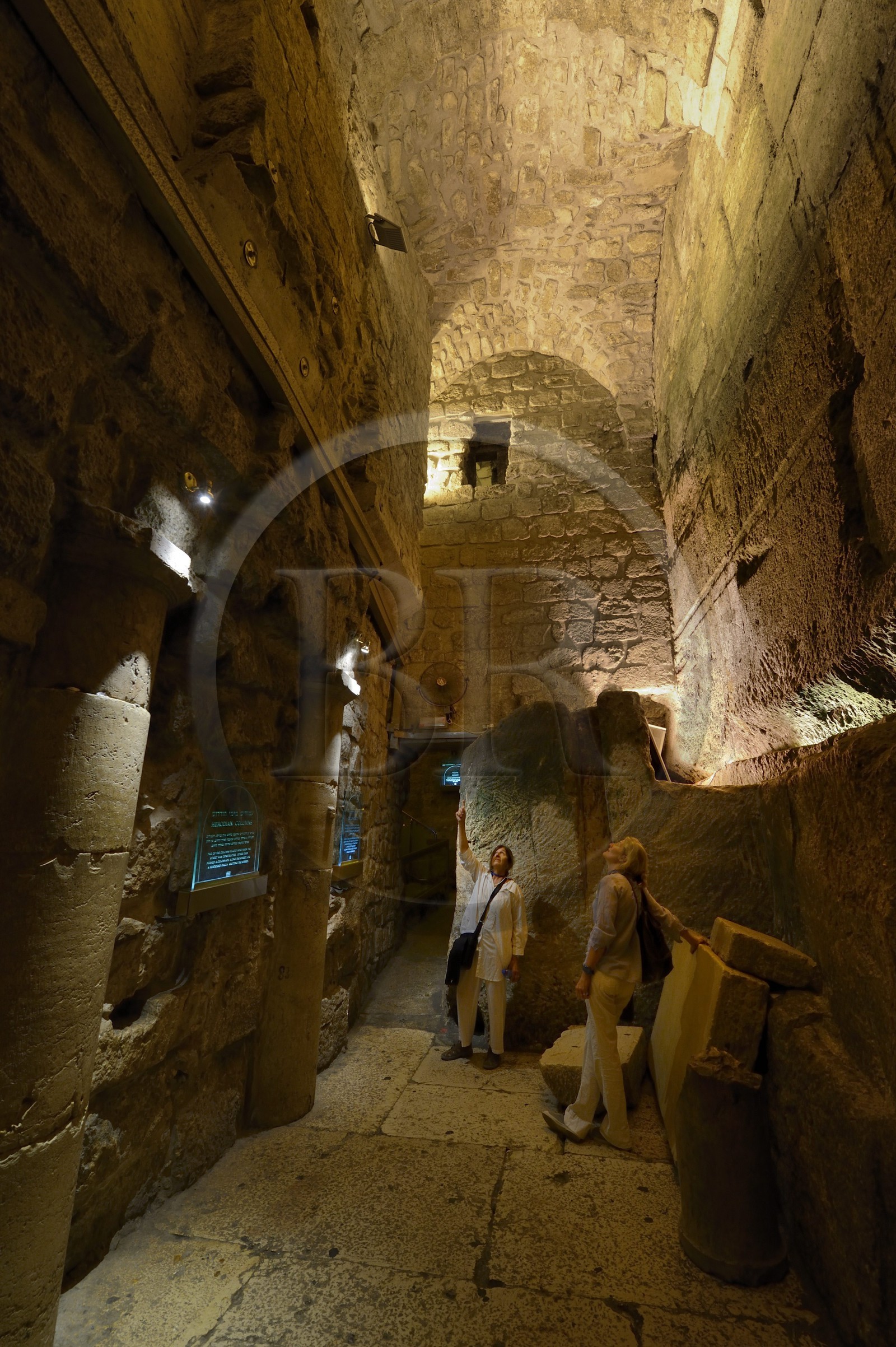 Israel, Jérusalem, ville sainte, vieille-ville classée Patrimoine Mondial de l'UNESCO, souterrain du Kotel qui longe le Mur occidental faisant partie des murs de soutènement de l'esplanade du Temple construite par Hérode Ier le Grand, rue originale de la période hérodienne