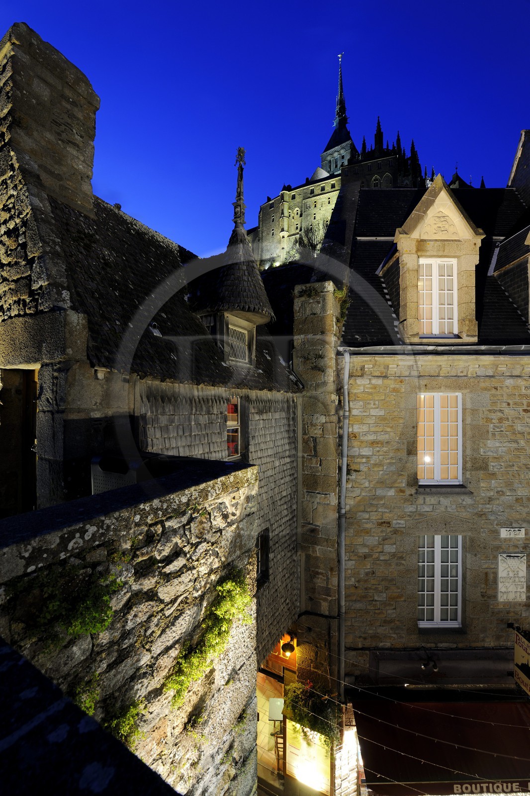France, Manche (50), Mont-Saint-Michel, classé Patrimoine Mondial de l'UNESCO, la Maison des Artichauts au dessus de la Grande Rue et l'abbaye