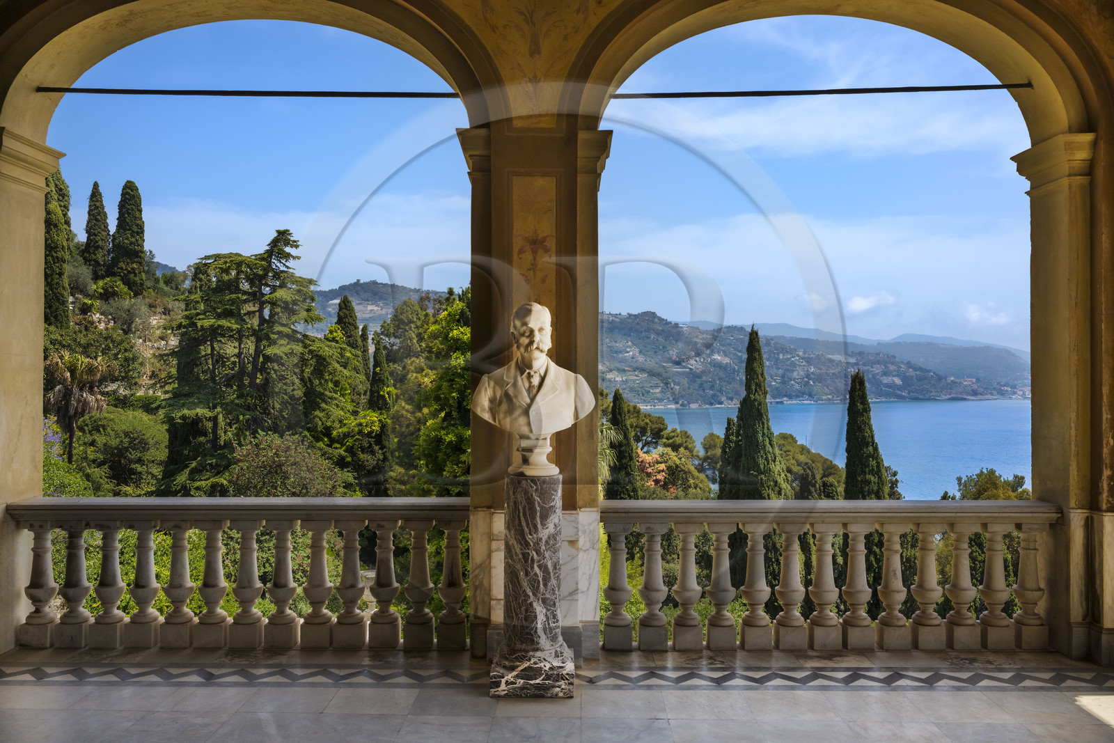 Italie, Ligurie, Province d'Imperia, Vintimille, Jardin botanique Hanbury, Palazzo Orengo, loggia ouverte sur le paysage et buste de Thomas Hanbury