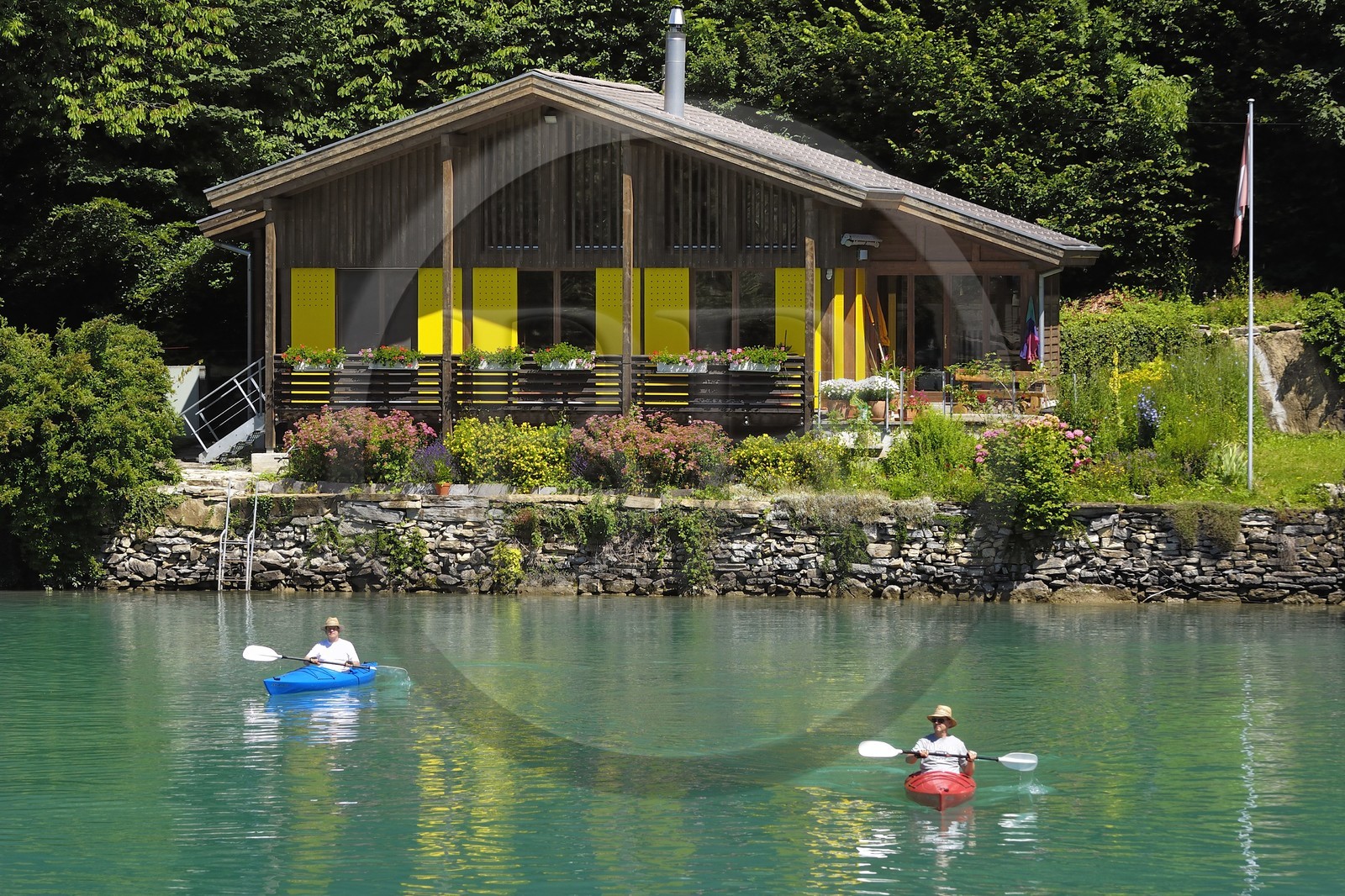Suisse, Canton de Berne, Oberland Bernois, Interlaken, lac de Brienz (Brienzer See), kayaks devant un chalet