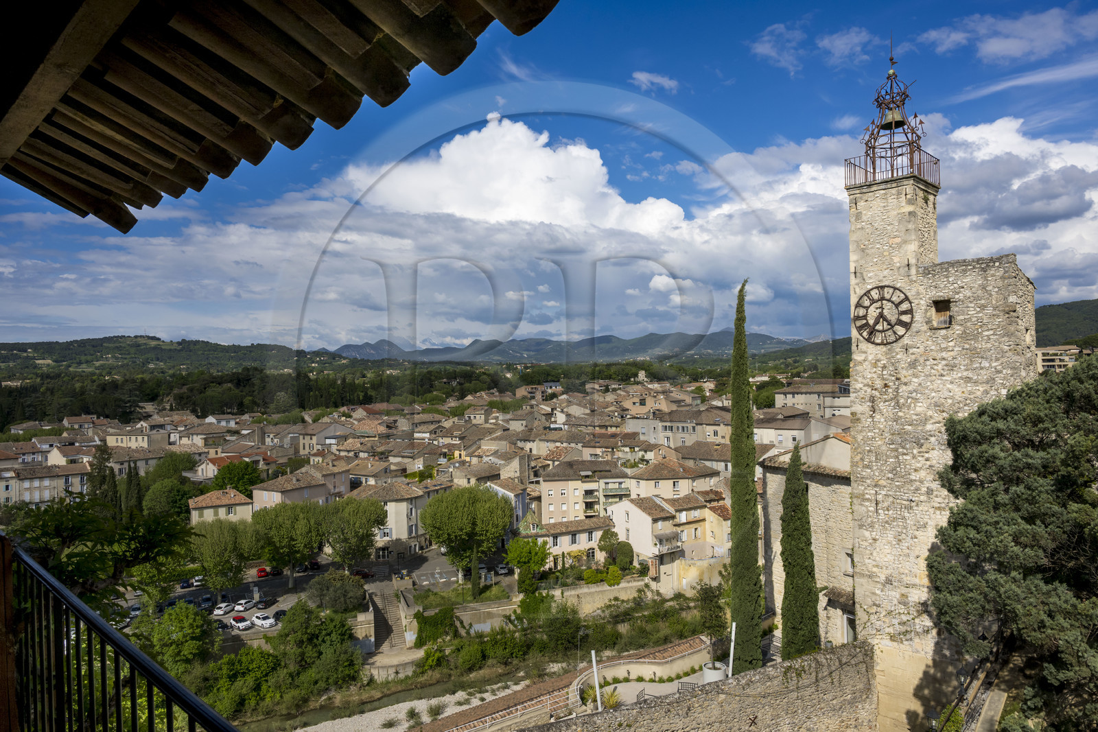 France, Vaucluse (84), Dentelles de Montmirail, Vaison-la-Romaine, la haute-ville (cité médiévale), tour beffroi du XIVe - XVIIIe siècle dite Tour de l'Horloge vue depuis l'Hotel du Beffroi