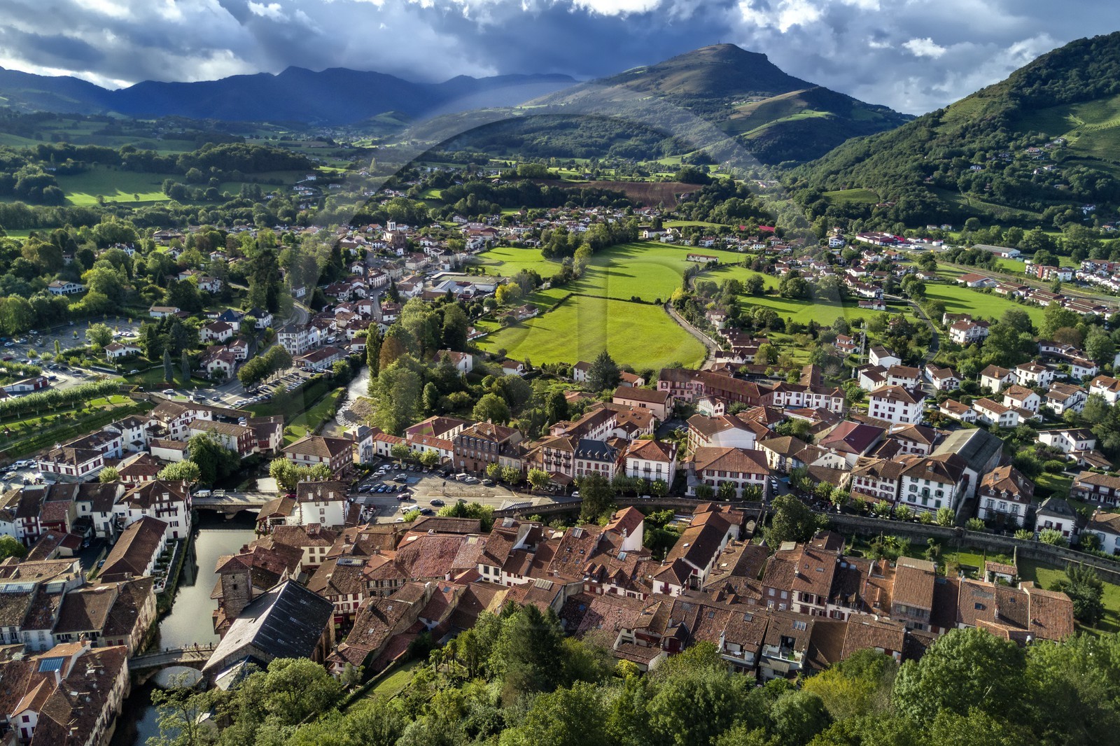 France, Pyrénées-Atlantiques (64), Pays-Basque, Saint-Jean-Pied-de-Port, le Pont Vieux sur la rivière Nive de Béhérobie et l'église Notre-Dame du Bout du Pont (vue aérienne)