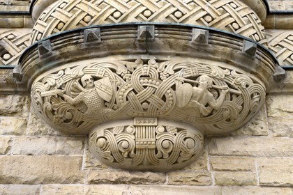 France, Moselle (57), Metz, quartier impérial, la gare de Metz, édifiée de 1905 à 1908 par l'architecte berlinois Jurgen Kruger est inscrite monument historique, frises aux motifs celtiques