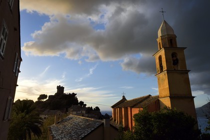 France, Haute-Corse (2B), Cap Corse, Nonza, l'église Sainte-Julie datant du XIVe siècle et la Tour paoline (Torra paolina)