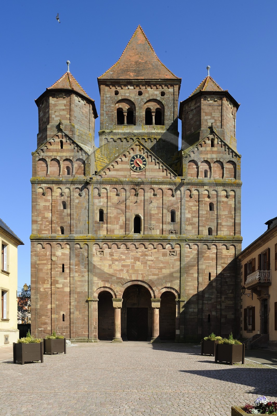 France, Bas Rhin (67), Marmoutier, l'église abbatiale romane du VIème siècle, façade occidentale en grès rouge des Vosges