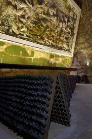 France, Marne (51), Reims le champagne, les caves du Domaine Pommery, bas-relief appelé Silène et sa cour de ménades en folie (1884) de Gustave Navlet