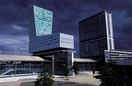 France, Nord (59), Lille, la gare TGV de Lille-Europe (Tour de Vasconie du centre commercial Euralille)