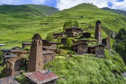 Géorgie, Kakheti, Parc national de Touchétie, vallée de la rivière Alazani dans les montagnes de Pirikiti, village de Dartlo surplombé par Kvavlo (vue aérienne)
