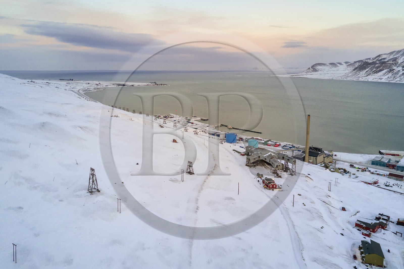 Norvège, Svalbard, Spitzberg, la ville de Longyearbyen en bordure de l'Adventfjorden (vue aérienne)