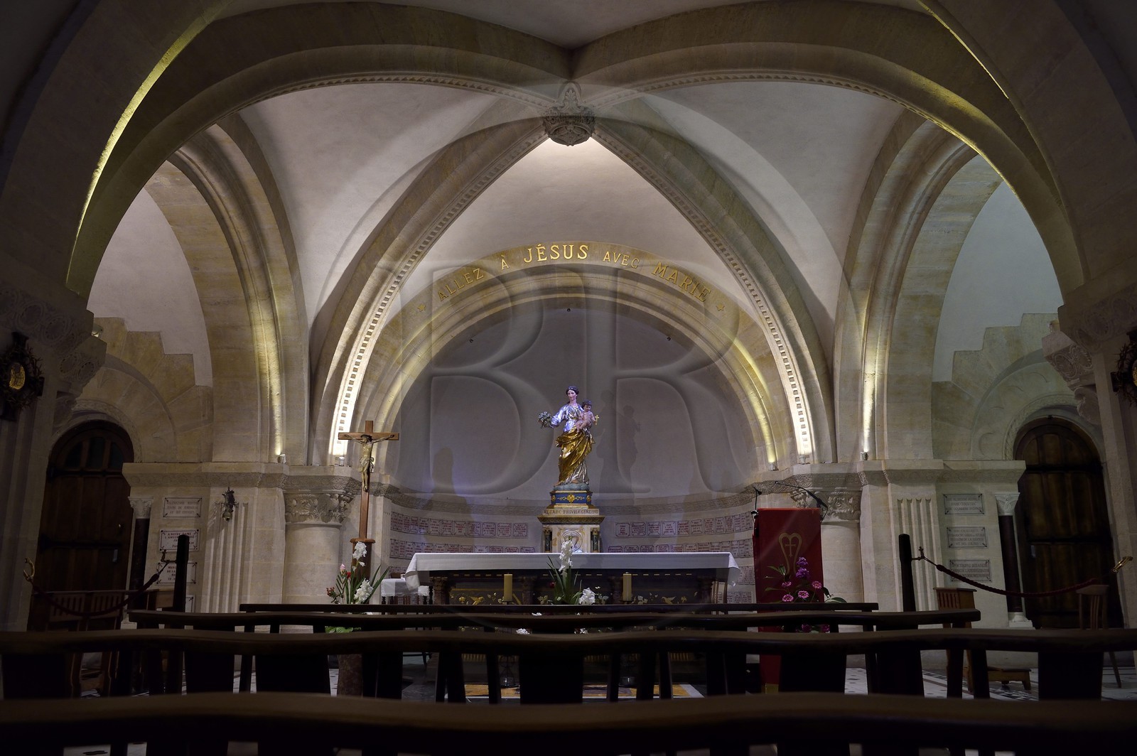 France, Bouches-du-Rhône (13), Marseille, basilique Notre-Dame de la Garde, Vierge au bouquet dans la crypte