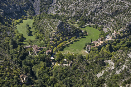 France, Hérault (34), les Causses et les Cévennes, paysage culturel de l'agro-pastoralisme méditerranéen inscrit au Patrimoine Mondial de l'UNESCO, Saint-Maurice-Navacelles, le Cirque de Navacelles avec le rocher de la Vierge entouré par un bras mort de la rivière La Vis, vue du coté belvédère de Blandas dans le Gard