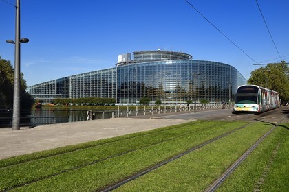 France, Bas-Rhin (67), Strasbourg, quartier européen, le Parlement européen en bordure de la rivière l'Ill et du canal de la Marne au Rhin