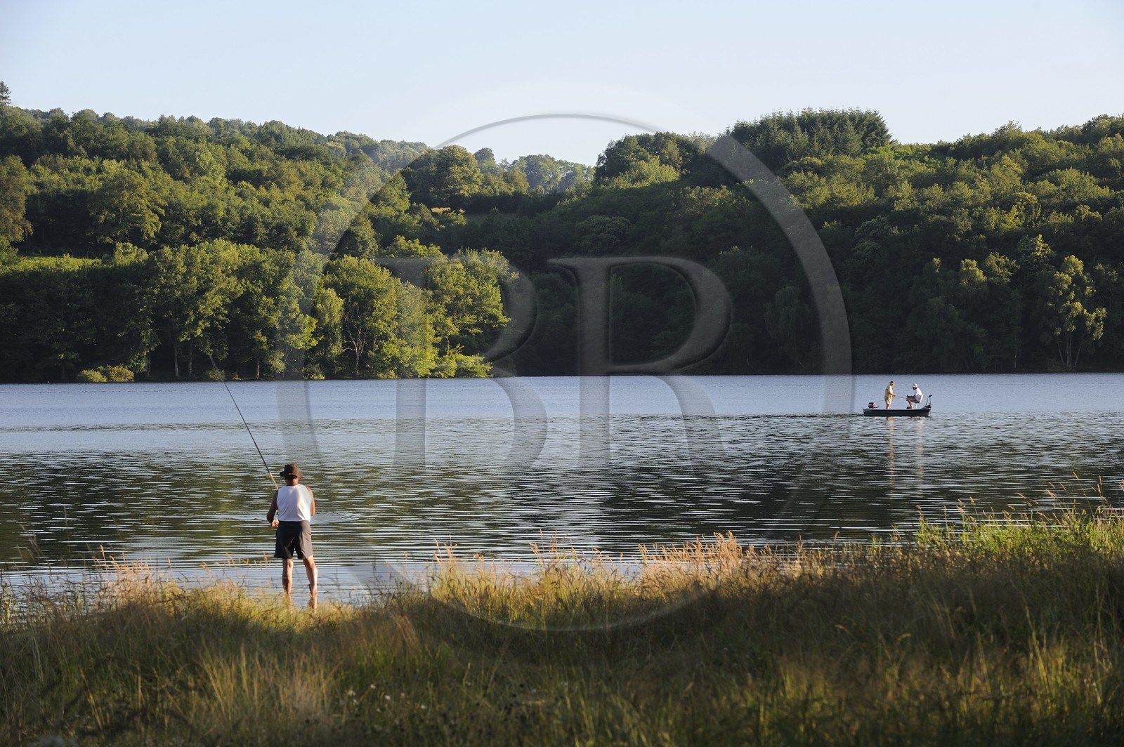 France, Nièvre (58), lac de Pannecière, pêche à la ligne en soirée