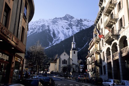 France, Haute-Savoie (74), Chamonix, (Mont-Blanc), avenue de l' église et le Brévent