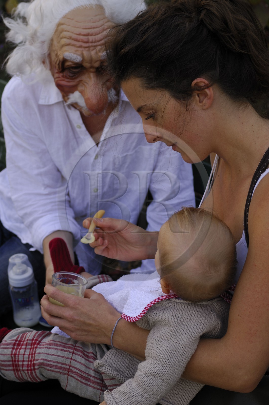 France, Paris (75) Einstein et son épouse donnant à manger à leur bébé